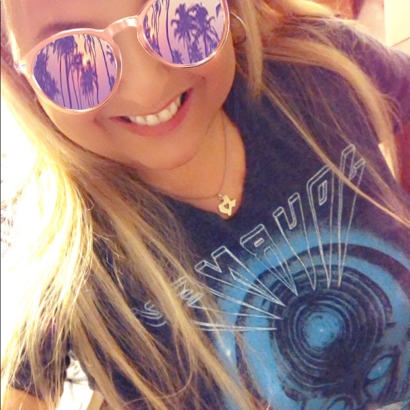 Meet your Posher, Beth - Picture 6 of 6